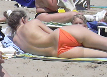 mujer tomando el sol en la playa